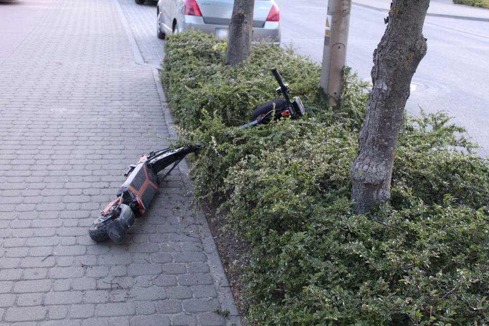 Policja przypomina, że zgodnie z prawem na hulajnodze elektrycznej może jechać tylko jedna osoba. Maksymalna dozwolona prędkość to 20 km/h/fot. KPP w Świeciu