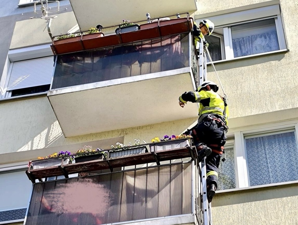 Akcja ratunkowa strażaków na balkonie bloku w Solcu Kujawskim/fot. OSP Solec Kujawski/Facebook