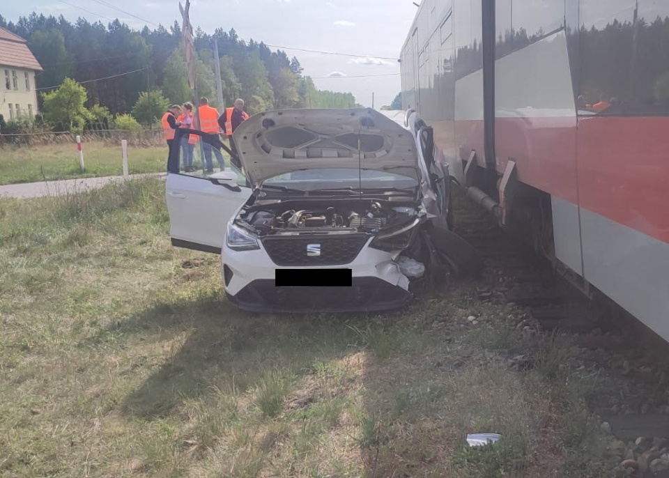 Według relacji służb kolejowych, kierowca zignorował znak stop. / Fot. PKP Polskie Linie Kolejowe SA
