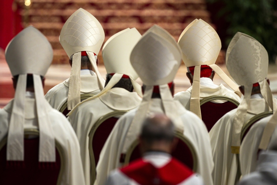 Kardynałowie uczestniczą w ósmej mszy „Novemdiales" ku pamięci zmarłego papieża Franciszka w Bazylice Świętego Piotra w Watykanie, 3 maja 2025 roku. Według tradycji, msze święte odprawiane są od pogrzebu, aż do dnia konklawe. Papież Franciszek zmarł w Poniedziałek Wielkanocny, 21 kwietnia 2025 r. w wieku 88 lat. EPA/ANGELO CARCONI Dostawca: PAP/EPA