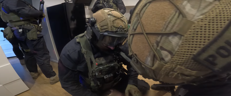 O 6:15 policjanci zatrzymali osobę podejrzewaną o postrzelenie 38-latka/fot. zrzut ekranu z wideo, KMP w Bydgoszczy