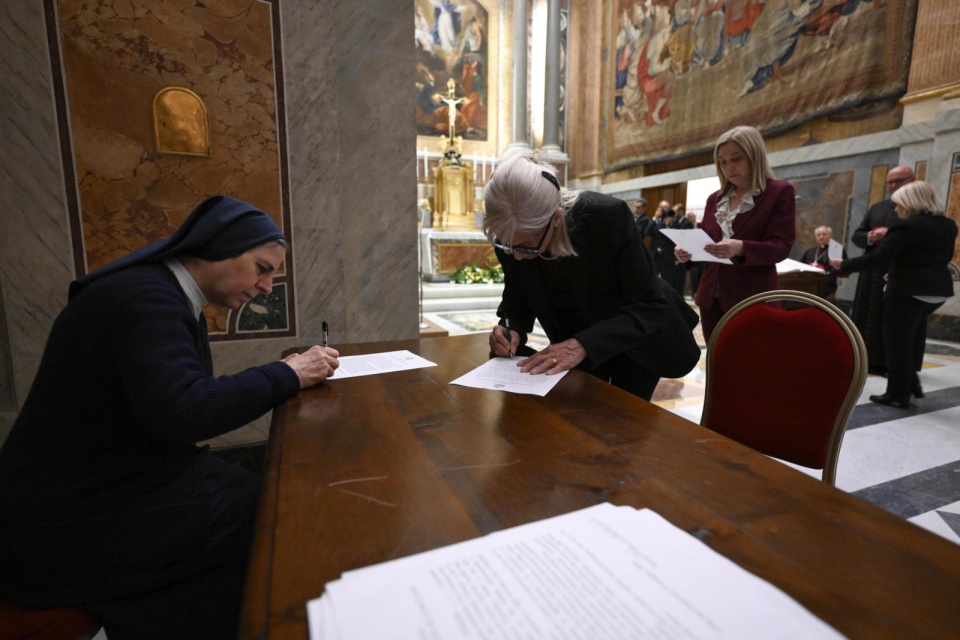 Zdjęcie przedstawia urzędników i pracowników przydzielonych do Konklawe składających przysięgę w Kaplicy Paulińskiej, Pierwszej Loggii Pałacu Apostolskiego. Wszyscy duchowni i świeccy zatwierdzeni przez Kamerlinga i trzech pomocniczych kardynałów są zobowiązani do złożenia przysięgi na Ewangelię i podpisania wymaganej deklaracji przed Konklawe, które ma się rozpocząć 07 maja/fot. PAP/EPA/VATICAN MEDIA HANDOUT