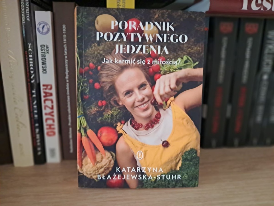 Ta książka „powstała po to, aby pomóc nam, kobietom w różnym wieku i w różnych życiowych sytuacjach, odzyskać zdrową relację z własnym ciałem i jedzeniem.”/fot. Magdalena Gill