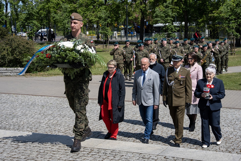 W uroczystościach przy pomniku marszałka Józefa Piłsudskiego wzięli udział uczniowie, samorządowcy i mieszkańcy Torunia/fot: Wojtek Szabelski, torun.pl, licencja: CC BY-NC 4.0
