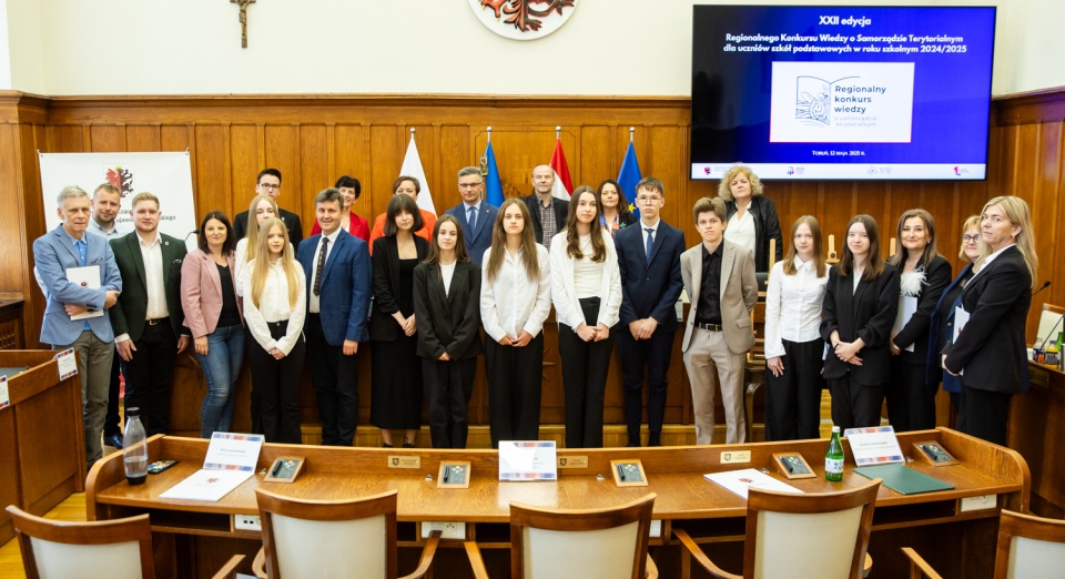 Dziesięcioro uczniów szkół podstawowych z regionu sprawdzało swoją wiedzę o samorządzie. W Urzędzie Marszałkowskim w Toruniu zorganizowano finał Regionalnego Konkursu Wiedzy o Samorządzie Terytorialnym/fot: Mikołaj Kuras, Andrzej Goiński dla UMWKP