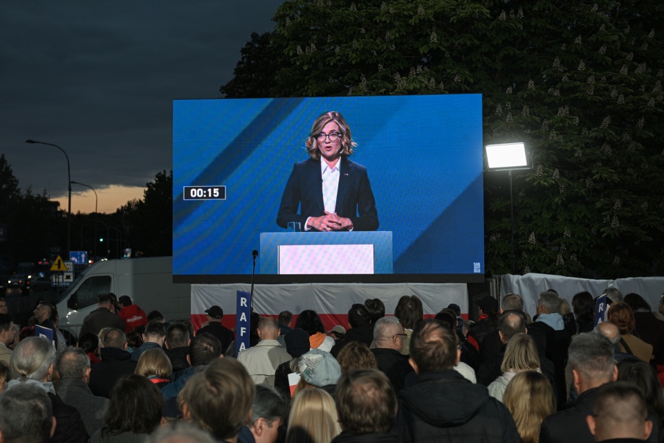 Wybory Prezydenta RP 2025 - kampania. Wicemarszałkini Senatu, kandydatka Lewicy na fotel prezydenta RP w zbliżających się wyborach Magdalena Biejat (na telebimie) przed gmachem TVP w Warszawie/fot. Marcin Obara, PAP