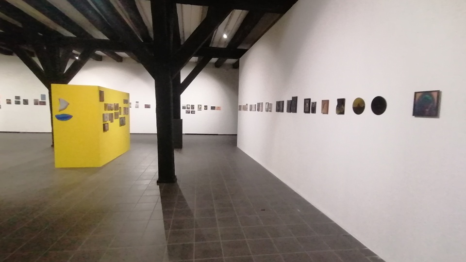 Ekspozycja w ramach konkursu Triennale Małych Form Malarskich jest dostępna w Galerii Sztuki Współczesnej Wozownia/fot: Iwona Muszytowska-Rzeszotek