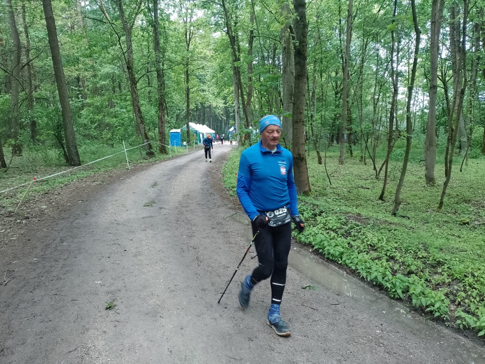 Maszerują od piątku, i do niedzieli nie planują się zatrzymywać. Na terenie Leśnictwa Łysomice odbywa się Festiwalu Ultra Nordic Walking/fot. Michał Zaręba