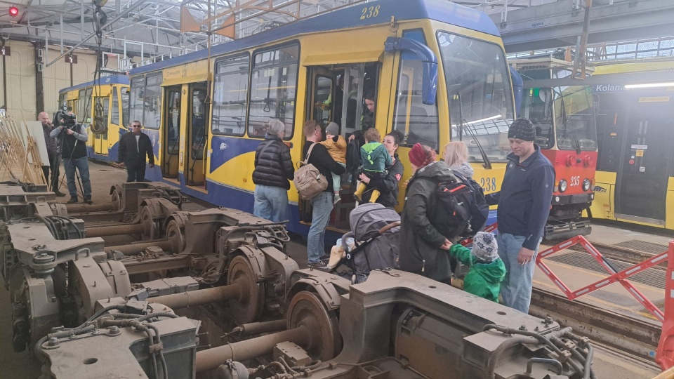 Przejazd zabytkowym tramwajem, symulator jazdy autobusem miejskim, czy wizyta w izbie pamięci. To tylko nieliczne atrakcje które czekały w sobotę na tych, którzy postanowili wziąć udział w dniach otwartych toruńskiej zajezdni tramwajowej/fot. Robert Duliński