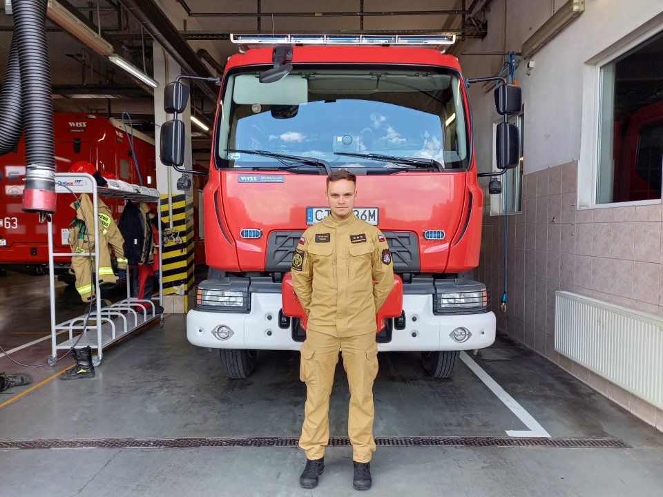 Krystian Piesik, strażak z Jednostki Ratowniczo-Gaśniczej nr 2 w Bydgoszczy, który jest jednym z uczestników akcji. / Fot. Agata Raczek