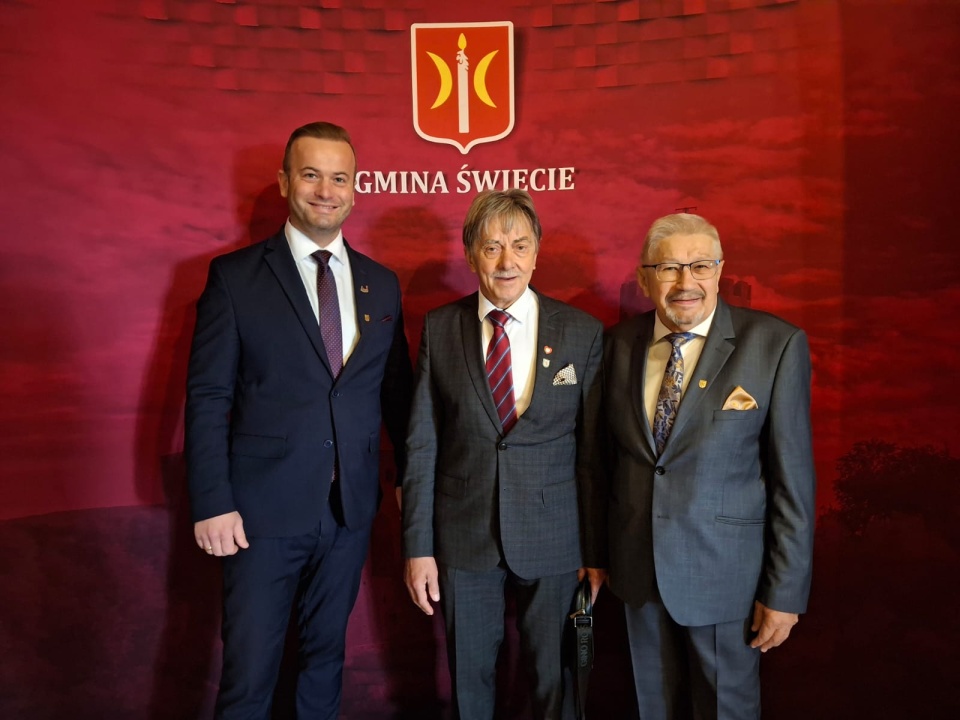 Od lewej: burmistrz Krzysztof Kułakowski, Tadeusz Pogoda oraz przewodniczący rady Jerzy Wójcik. / Fot. Marcin Doliński