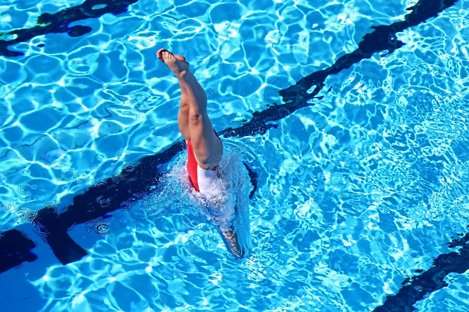 Andrzej Rzeszutek został mistrzem Europy w skokach z trampoliny 3-metrowej/fot. Pexels