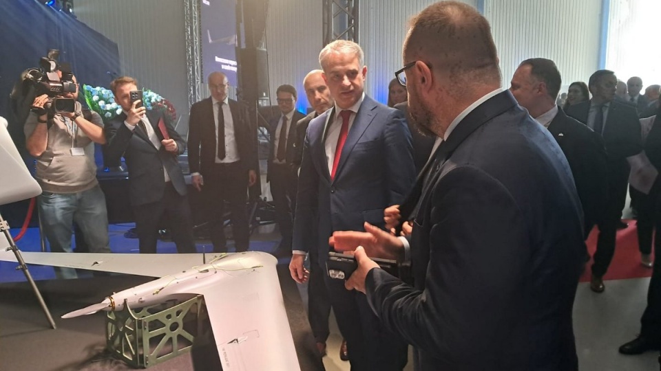Uroczystość przekazania sprzętu polskiemu wojsku w WZL nr 2 w Bydgoszczy. Na zdjęciu w środku - wicepremier, minister cyfryzacji Krzysztof Gawkowski/fot. Damian Klich