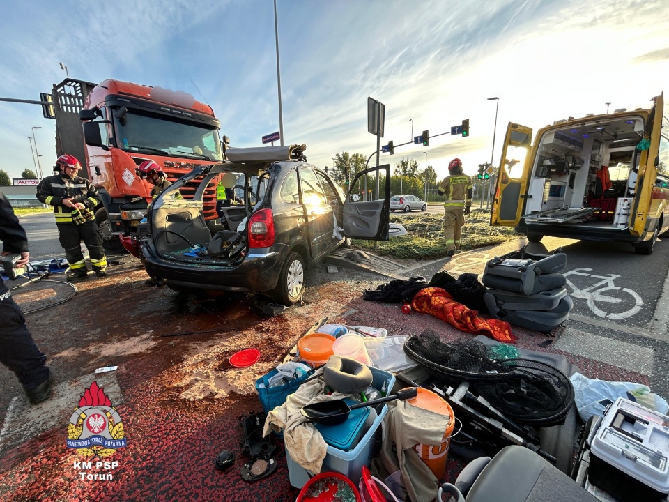 Jedna osoba została przetransportowana do szpitala/fot. KM PSP w Toruniu