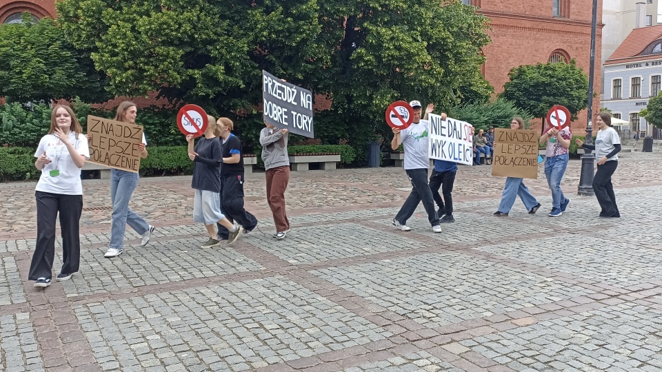 Młodzież przygotowała też specjalny happening na Rynku Nowomiejskim w Toruniu/fot: Monika Kaczyńska