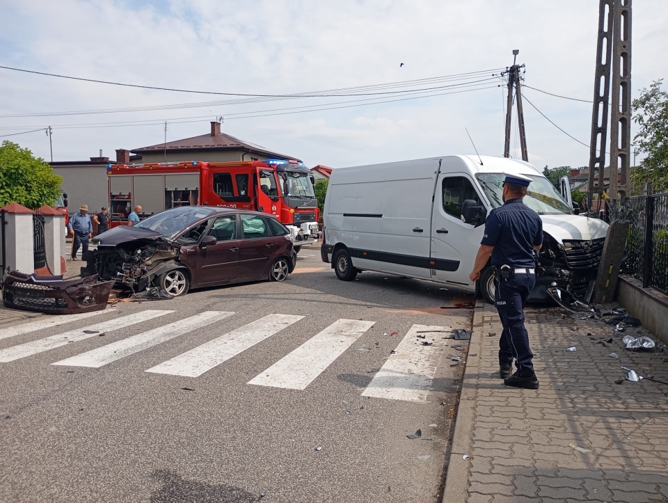 Na ulicy Lipcowej w Lubieniu Kujawskim osobowy Citroen nie ustąpił pierwszeństwa przejazdu i zderzył się z busem/fot. PSP Włocławek