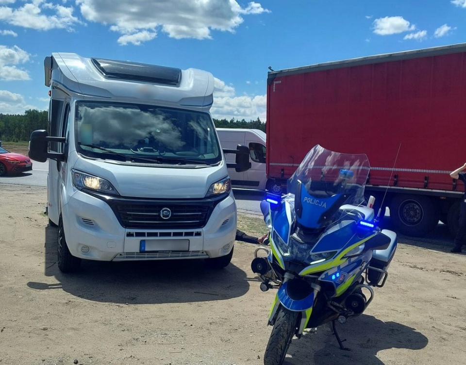 Pojazd na drodze krajowej nr 25 zauważyli policjanci „drogówki” na motocyklach/fot. KMP w Bydgoszczy
