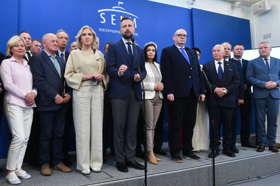 Prezes PSL, wicepremier, minister obrony narodowej Władysław Kosiniak-Kamysz (C) wśród posłów PSL-TD podczas konferencji prasowej w Sejmie w Warszawie, 4 bm. Klub PSL-TD upoważnił prezesa Kosiniaka-Kamysza do prowadzenia prac w zakresie nowej umowy i strategii koalicyjnej/fot. PAP/Piotr Nowak