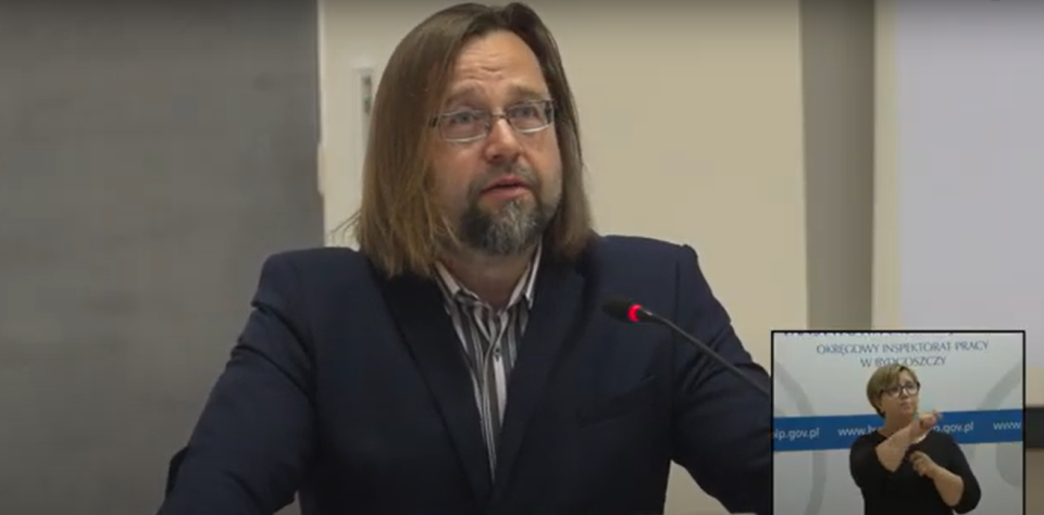 Marcin Stanecki, główny inspektor pracy, podczas konferencji w Bydgoszczy/zrzut ekranu z transmisji, Państwowa Inspekcja Pracy, YouTube