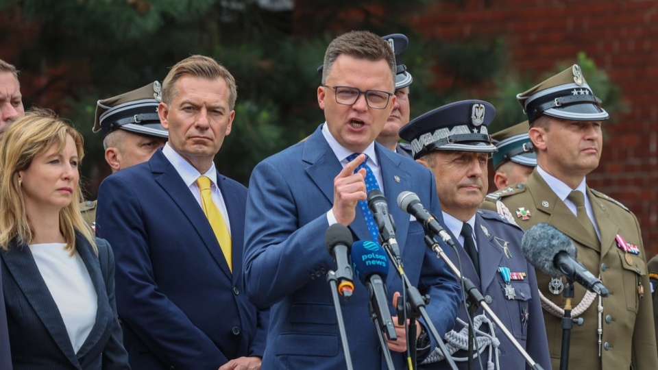 Marszałek Sejmu Szymon Hołownia (w środku) podczas spotkania w Inowrocławiu/fot: PAP, Mikołaj Kuras