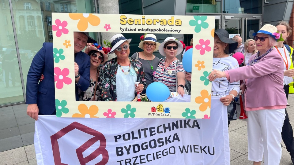Tradycyjny kapeluszowy przemarsz rozpoczął kolejną Senioradę w Bydgoszczy/fot: Izabela Langner