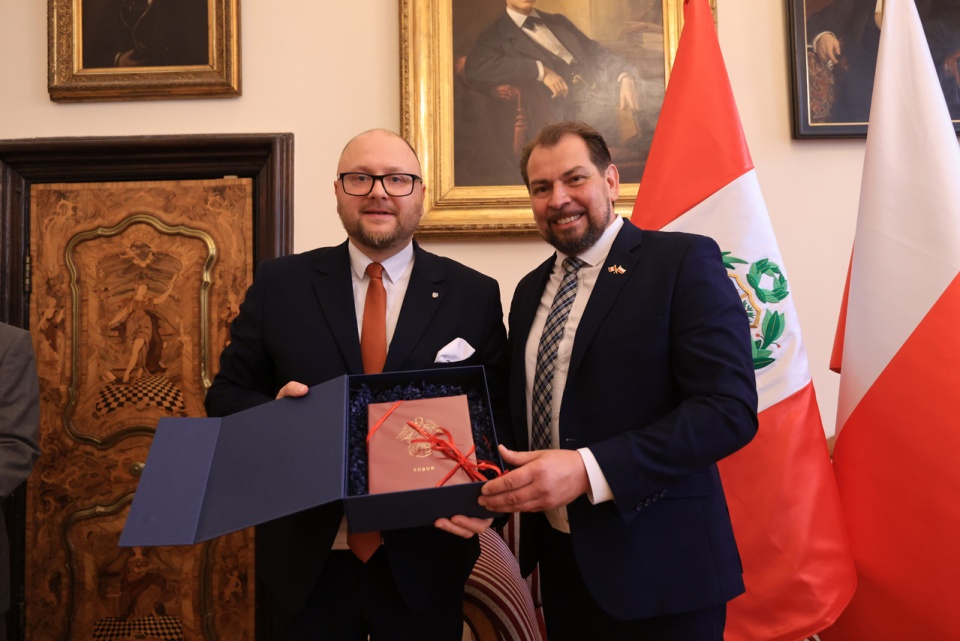 Maciej Wydrzyński (po prawej) odebrał nominację z rąk Pawła Gulewskiego, prezydenta Torunia (z lewej)/fot: torun.pl, autor: Sławomir Kowalski, licencja: CC BY-NC 4.0