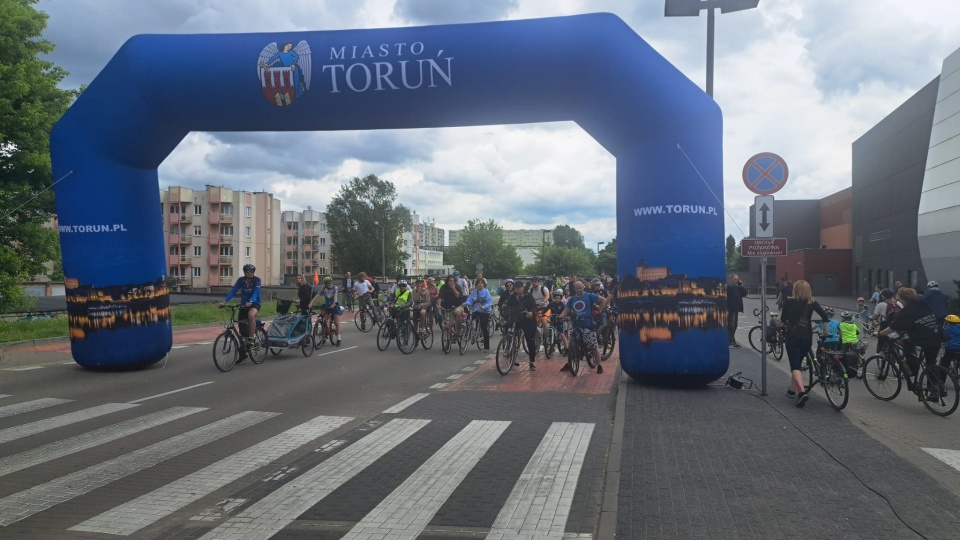 Około 200 rowerzystów wskoczyło na swoje pojazdy i wzięło udział w akcji „Toruń na rowery”/fot: Robert Duliński