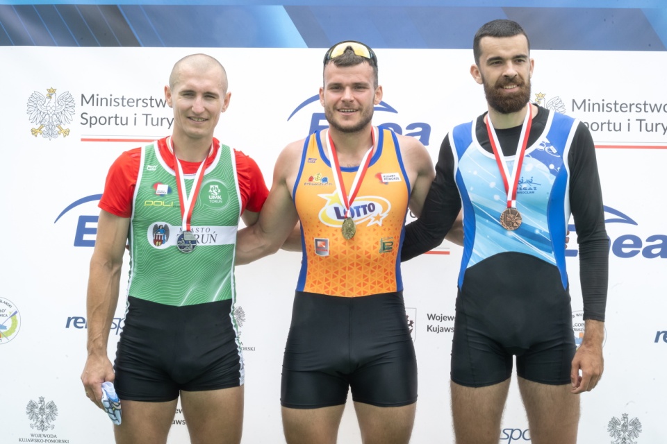 Mateusz Biskup (Bydgostia) i Mirosław Ziętarski (AZS UMK) stoczyli zaciętą rywalizację w jedynce mężczyzn/fot. PAP/Tytus Żmijewski