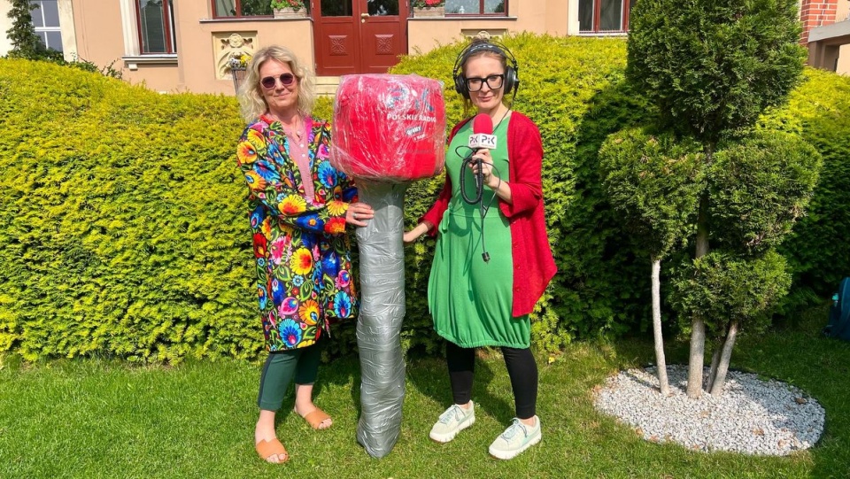 Monika Siwak (z lewej) i Tatiana Adonis prezentują maszt „żaglowca" Polskiego Radia PiK/fot. Izabela Langner