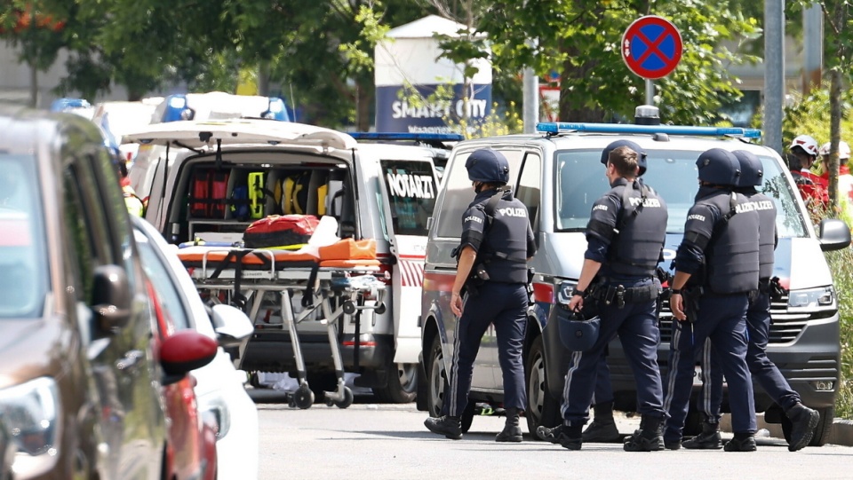 Około godz. 10 policja w Grazu otrzymała informacje o strzałach w budynku szkoły średniej/fot. PAP/EPA/ERWIN SCHERIAU