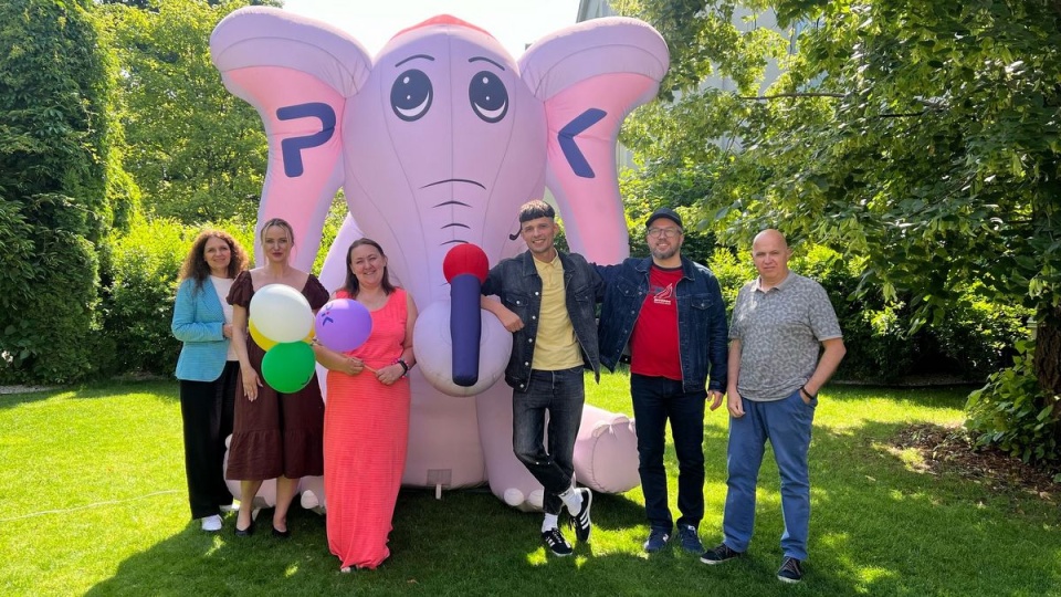 Do Płużnicy pojedzie m.in. nasz słoń sPiKer oraz Dział Marketingu i Promocji (na zdjęciu od lewej): Violetta Drążkowska, Małgorzata Orwat, Natalia Kolanowska, Arkadiusz Buziak, Adam Hibner i Piotr Langner/fot. Izabela Langner