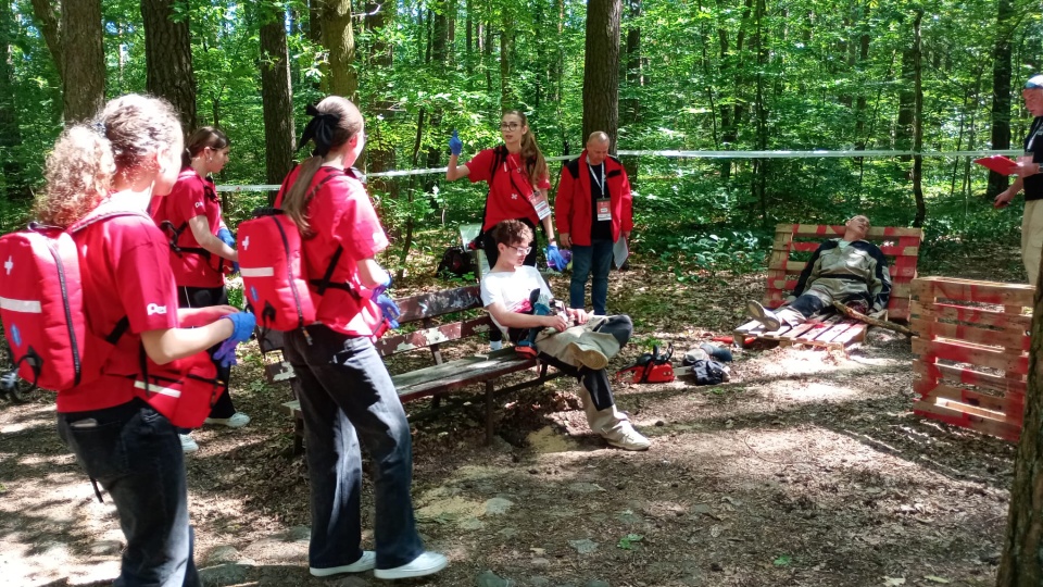 Na każdej z szesnastu stacji rozrzuconych po bydgoskim Myślęcinku młodzież ze szkół ponadpodstawowych musiała wykazać się wiedzą praktyczną i teoretyczną związaną z udzieleniem pierwszej pomocy/fot. Wiktor Sobociński