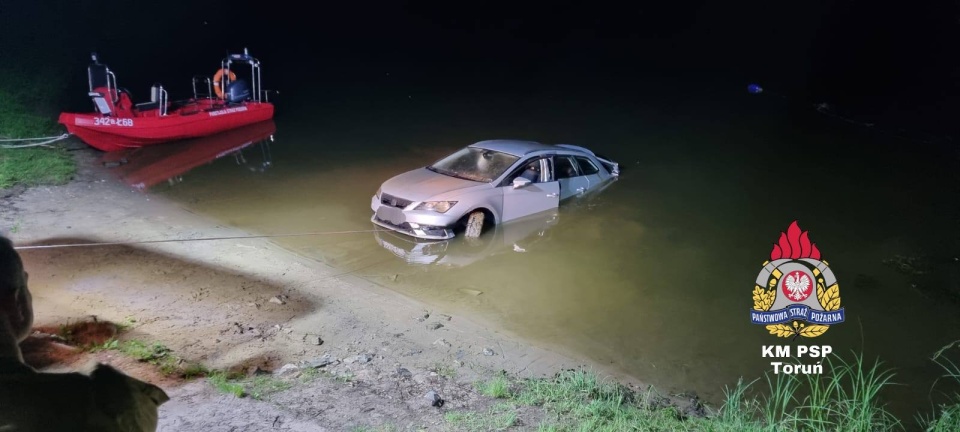 Auto znalazło się w rzece na wysokości ul. Zagrodowej/fot. Wojciech Michalski, KM PSP Toruń