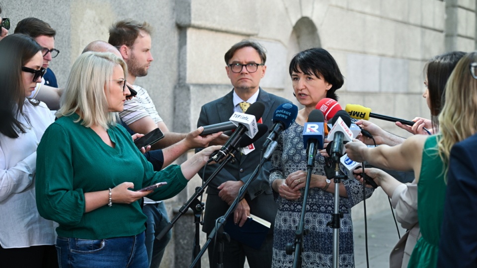 Podsekretarz stanu w MSZ Henryka Mościcka-Dendys i rzecznik prasowy MSZ Paweł Wroński na briefingu prasowym przed siedzibą Ministerstwa Spraw Zagranicznych w Warszawie/fot. Radek Pietruszka, PAP