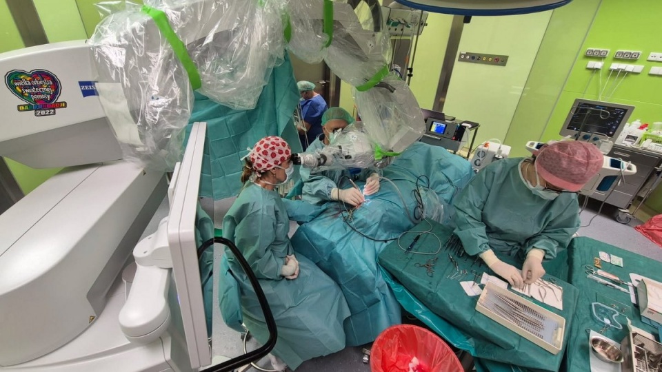 Pierwszy zabieg wszczepienia inteligentnego implantu ślimakowego w szpitalu dziecięcym w Bydgoszczy/fot. materiały szpitala