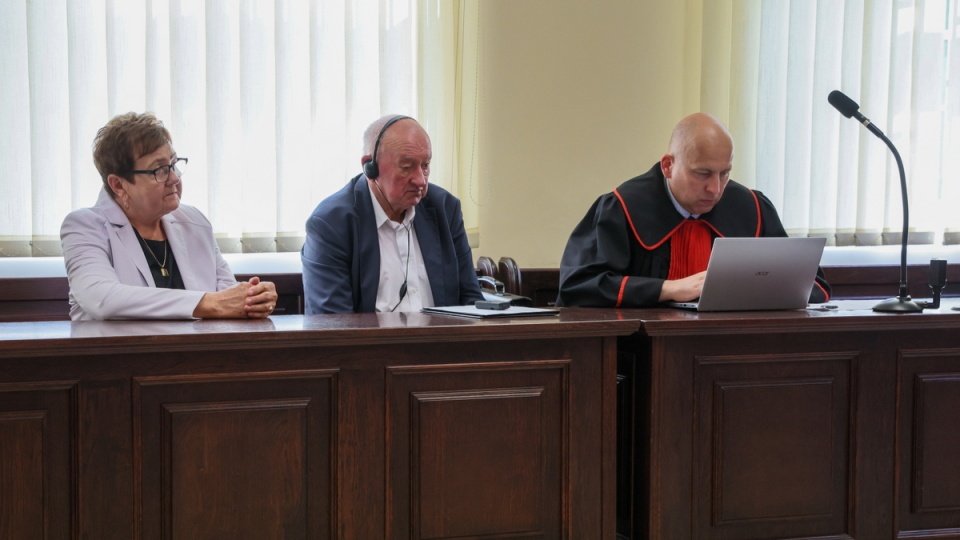 Rodzice zamordowanego Krzysztfa Olewnika - Włodzimierz i Ewa Olewnik - na sali Sądu Okręgowego w Płocku/fot. Leszek Szymański, PAP