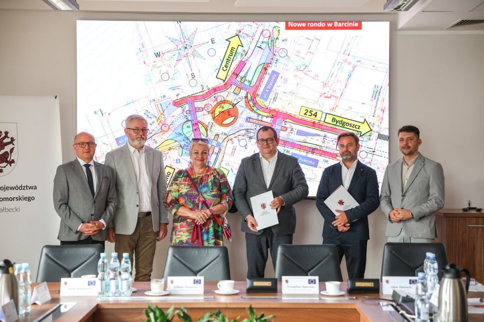 Umowę podpisali Przemysław Dąbrowski, dyrektor marszałkowskiego Zarządu Dróg Wojewódzkich, i Adam Kaniewski, prezes bydgoskiej firmę Kada-Bis, która wybuduje rondo/fot. Szymon Zdziebło, tarantoga.pl dla UMWKP