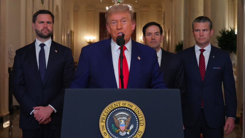 Prezydent USA Donald Trump (drugi od lewej) powiedział w orędziu w sobotę późnym wieczorem czasu lokalnego, że amerykańskie ataki na irańskie obiekty atomowe „kompletnie zrównały je z ziemią”/fot: EPA, Carlos Barria