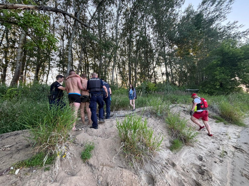 Policjanci i ratownicy WOPR interweniowali w toruńskich Czerniewicach. 24-latka została wyciągnięta z Wisły/fot: Facebook, WOPR Toruń