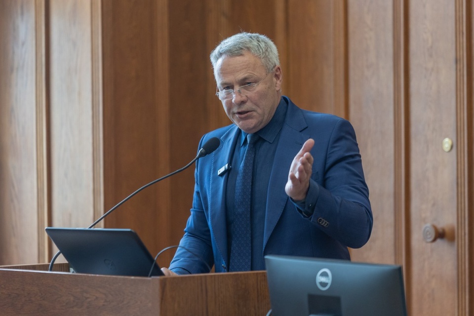 Sesja sejmiku województwa, 23 czerwca 2025. Wystąpienie prezydenta Bydgoszczy, Rafała Bruskiego/ fot. Mikołaj Kuras dla UMWKP