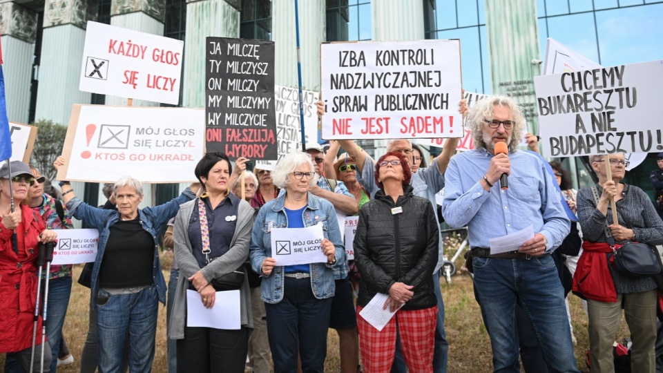 Uczestnicy pikiety przed gmachem Sądu Najwyższego w Warszawie/fot: PAP, Marcin Obara