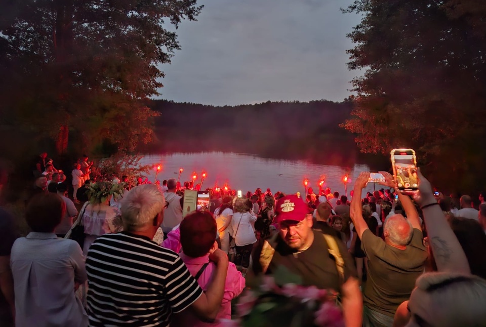 Noc Kupały nad jeziorem w Dzikowie. / Fot. Robert Duliński