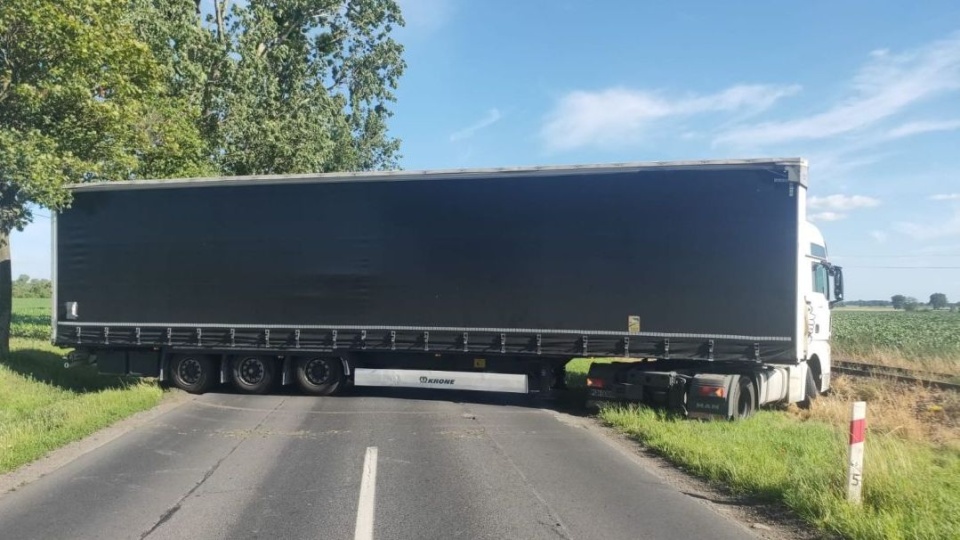 Ciężarówka zablokowała drogę wojewódzką nr 412/fot. materiały policji