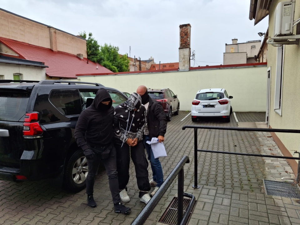 Doprowadzenie podejrzanego 29-letniego Kolumbijczyka do prokuratury w Świeciu. / Fot. Marcin Doliński