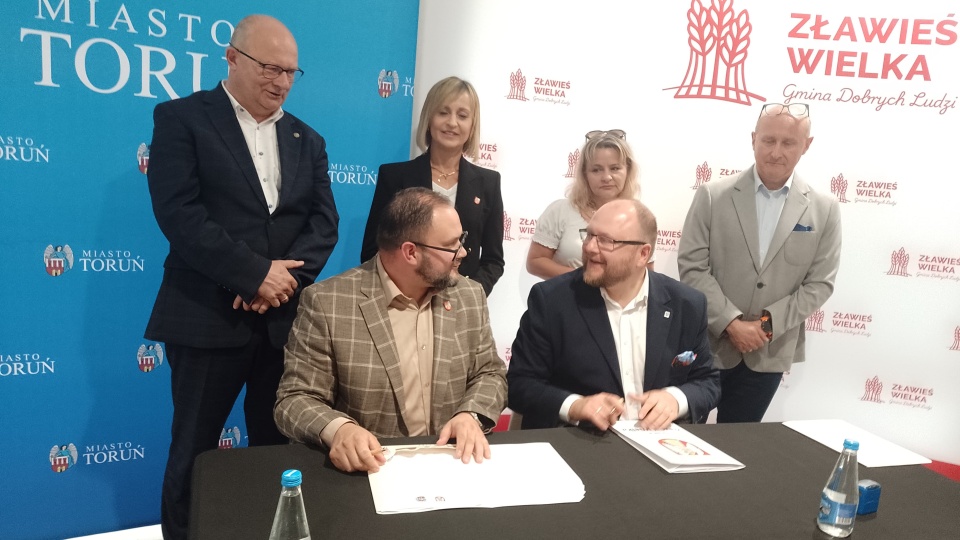 Wójt gminy Zławieś Wielka Marcin Swaczyna i Prezydent Torunia Paweł Gulewski (na dole od lewej) podpisali list intencyjny w sprawie zaprojektowania IV etapu Trasy Średnicowej/fot: Michał Zaręba