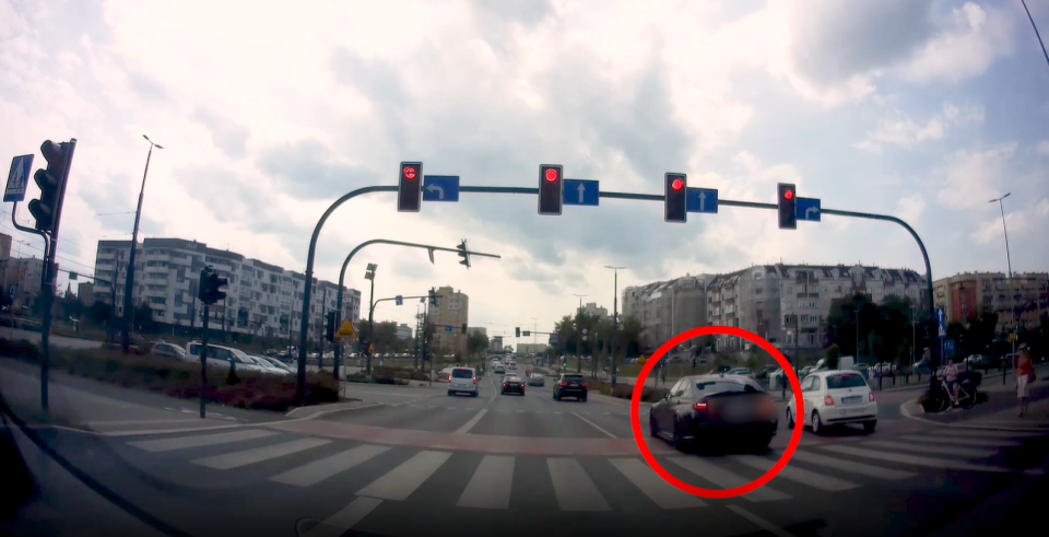Kierowca zastosował niedozwolony manewr, żeby nie stać w korku/zrzut ekranu, KWP w Bydgoszczy
