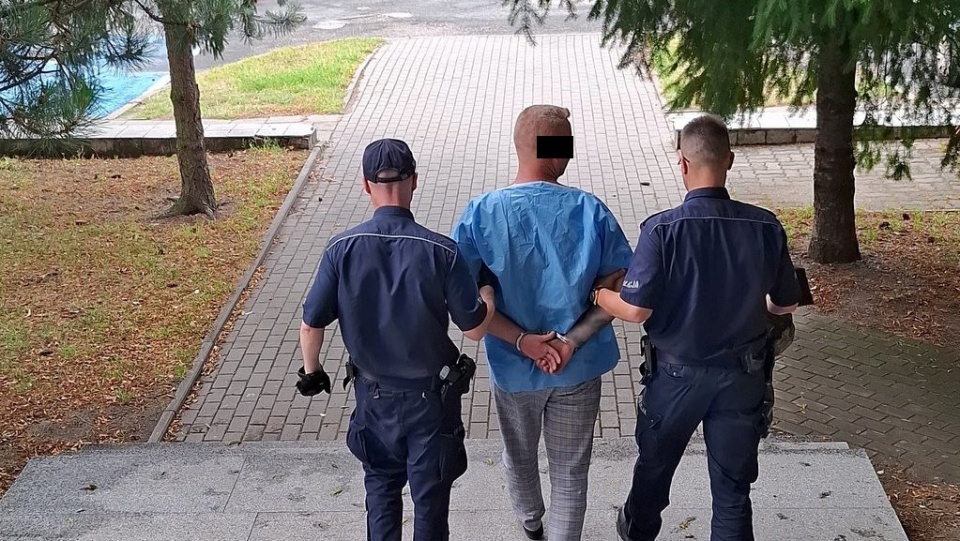 W ujęciu kierowcy pomogli policjanci z komisariatu na Wyżynach, którzy namierzyli 36-latka w głębokim lesie/fot. materiały policji