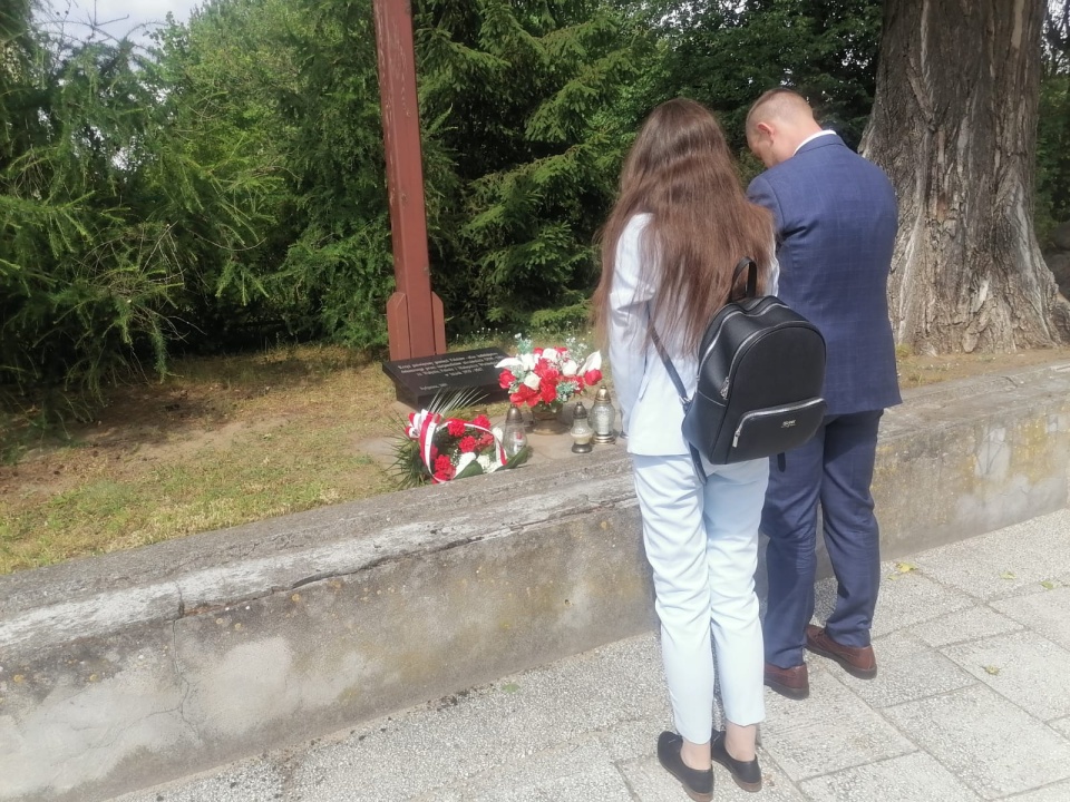 Przedstawiciele Ruchu Narodowego złożyli znicze pod krzyżem przy kościele pw. Św. Polskich Braci Męczenników/fot. Monika Siwak
