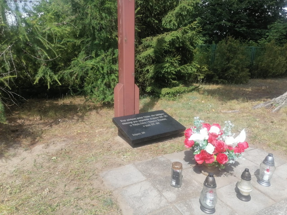 Przedstawiciele Ruchu Narodowego złożyli znicze pod krzyżem przy kościele pw. Św. Polskich Braci Męczenników/fot. Monika Siwak