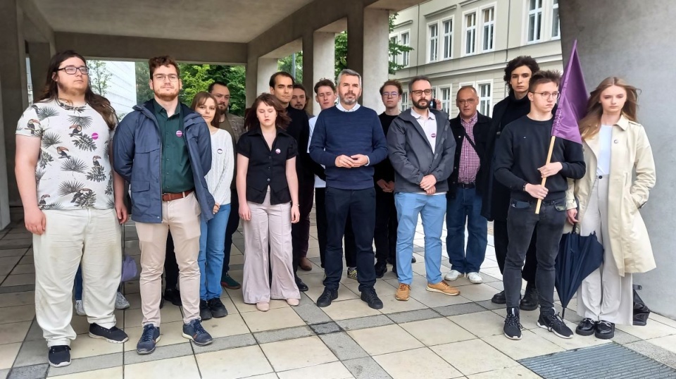 Działacze partii Razem przed Urzędem Wojewódzkim w Bydgoszczy/fot. Tatiana Adonis